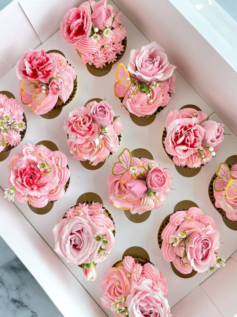 Cupcakes crowned with fresh roses
